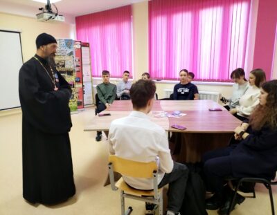 Священник Андрей Иваненко провел беседы со школьниками о Поясе Пресвятой Богородицы и любви к ближнему